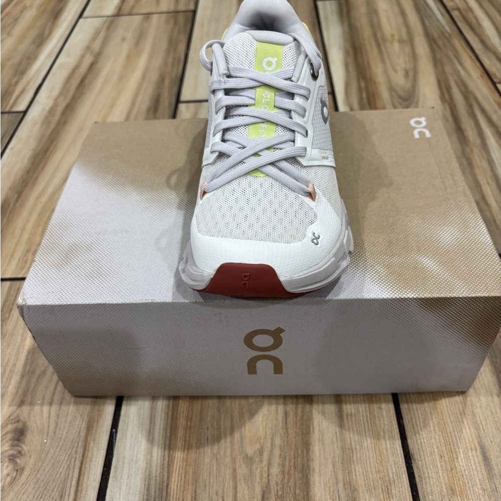 On Cloud Sneakers - Picture 4 of 8
